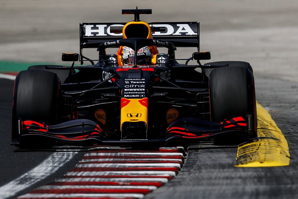 Red Bull не увидела проблемы в отставании от Mercedes