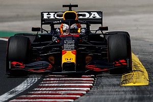 Red Bull не увидела проблемы в отставании от Mercedes