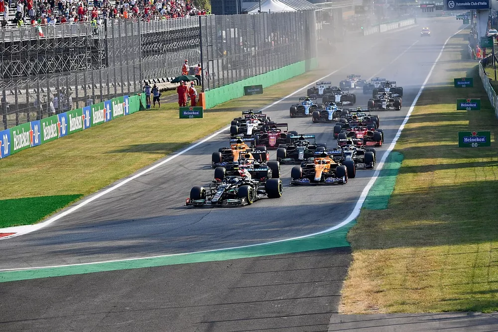 Valtteri Bottas, Mercedes W12, Max Verstappen, Red Bull Racing RB16B, Daniel Ricciardo, McLaren MCL35M, and the rest of the field at the start