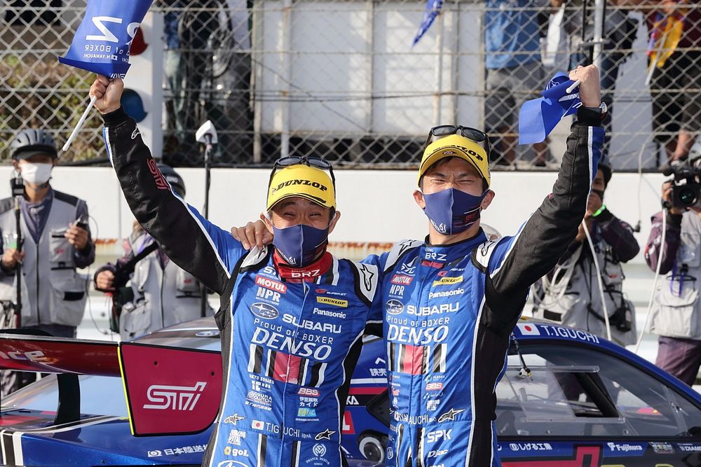 【スーパーGT】61号車井口&山内、ついに掴んだ新型BRZでの初勝利に安堵「ようやくスタートラインに立てた」