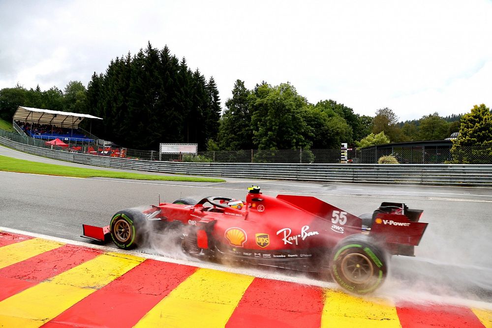 Sainz: "Ferrari'nin yağmurda zorlanması normal değildi"