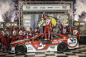 Larson gana en Bristol tras enredo entre Elliott y Harvick