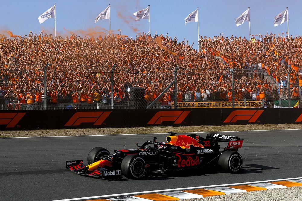 Race Winner Max Verstappen, Red Bull Racing RB16B waves to his fans