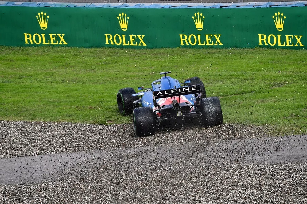 Fernando Alonso, Alpine A521, sobre la grava