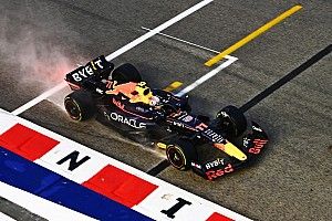 VIDEO: Perez pakt leiding, Verstappen slecht weg in Singapore