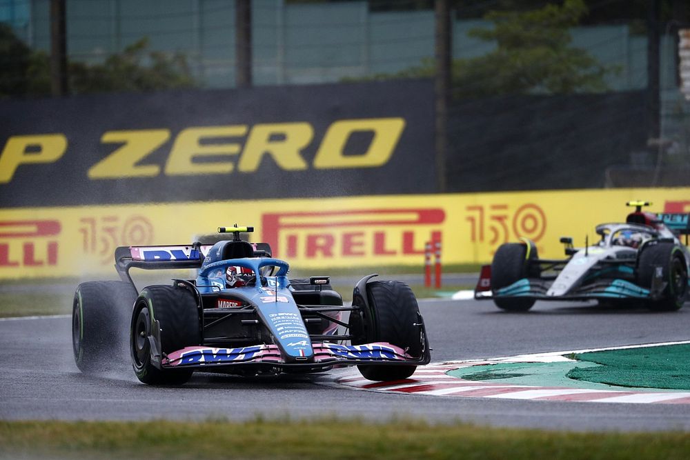Esteban Ocon, Alpine A522, Lewis Hamilton, Mercedes W13