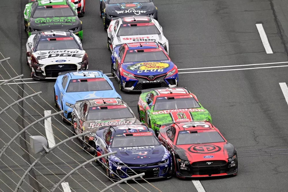 William Byron, Hendrick Motorsports, Liberty University Patriotic Chevrolet Camaro and Michael McDowell, Front Row Motorsports, Chicago Pneumatic Compressors Ford Mustang