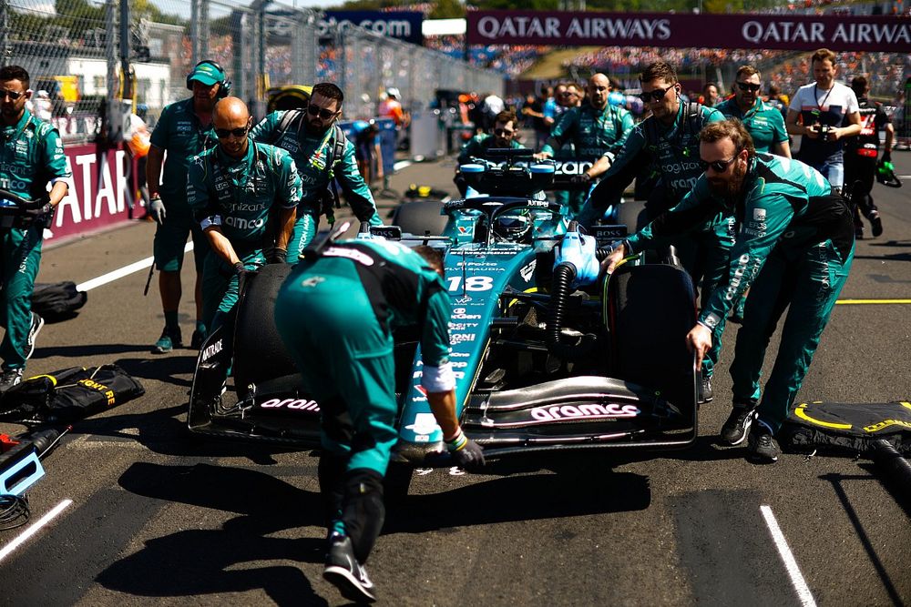 Los mec&aacute;nicos llevan a Lance Stroll, Aston Martin AMR23, a su puesto en parrilla