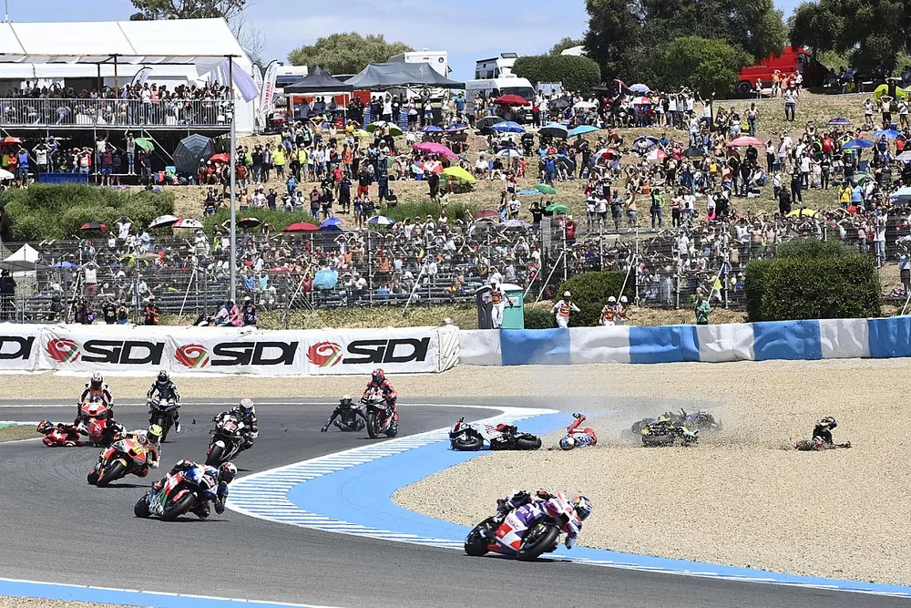 Alex Marquez, Gresini Racing, Marco Bezzecchi, VR46 Racing Team crash