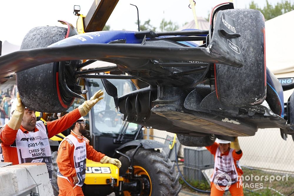 Los comisarios recuperan el coche de Logan Sargeant, Williams FW45, tras su accidente en FP3