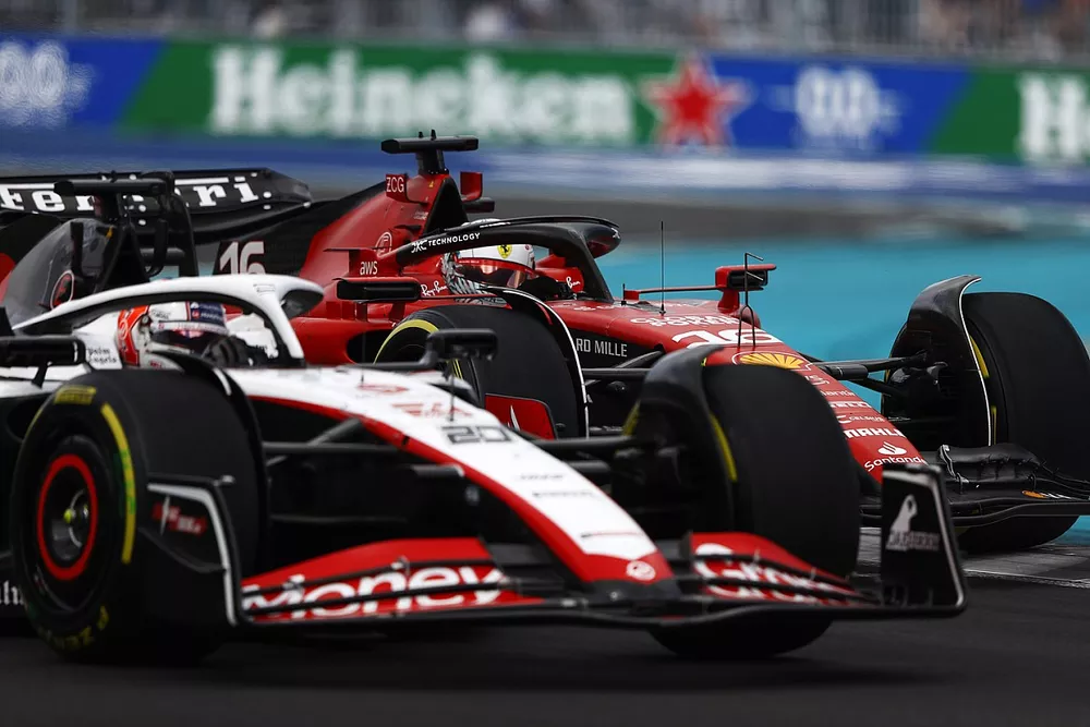 Kevin Magnussen, Haas VF-23, à la lutte avec Charles Leclerc, Ferrari SF-23