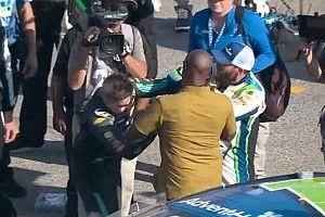 VIDEO: Hamlin gana Kansas; pelea a golpes entre dos pilotos en pits