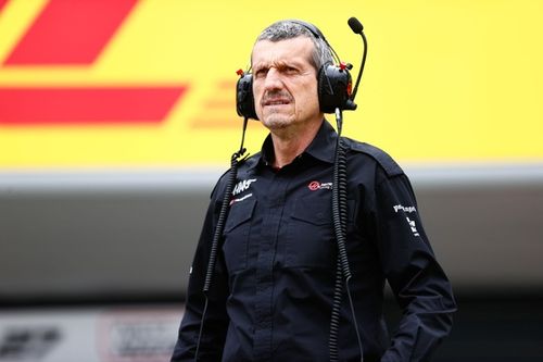 F1: Steiner critica presidente da Ferrari por "má liderança" após reclamações sobre Hamilton e Leclerc