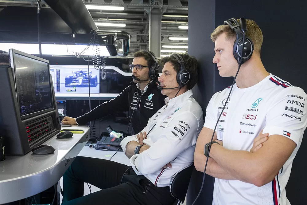 Mick Schumacher, piloto reserva de Mercedes-AMG, con Jerome d'Ambrosio, Director de Desarrollo de Pilotos de Mercedes-AMG, y Toto Wolff, Director del Equipo y CEO de Mercedes-AMG.