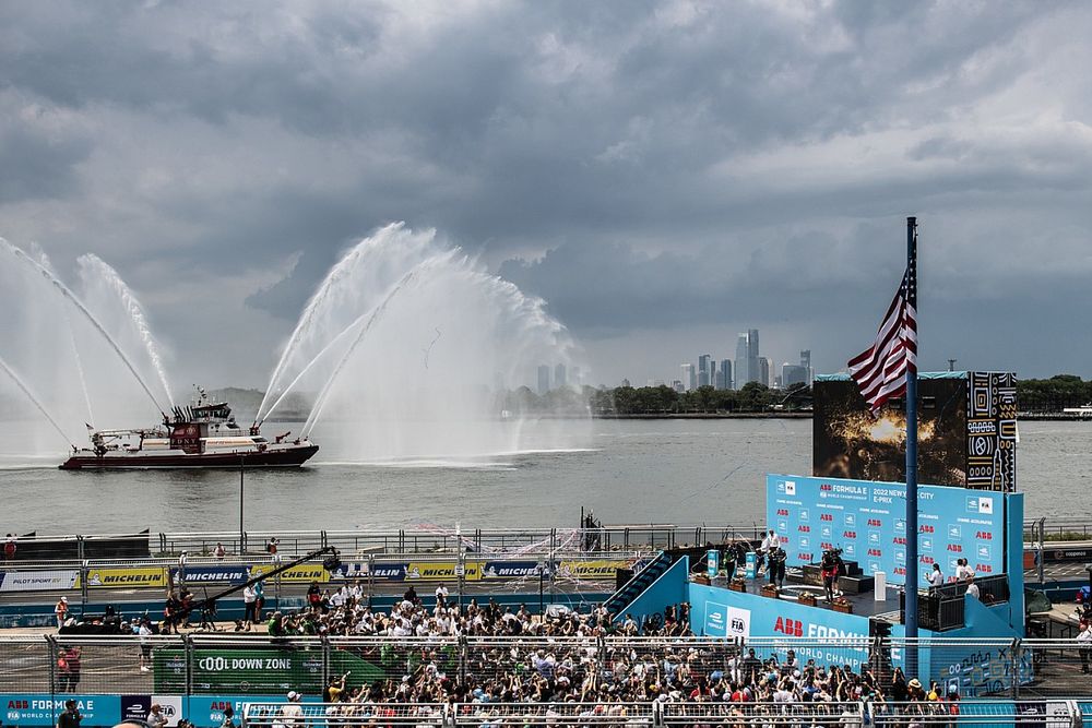 Sylvain Filippi, Director General de Envision Racing, Lucas Di Grassi, ROKiT Venturi Racing, 2ª posición, Nick Cassidy, Envision Racing, 1ª posición, Robin Frijns, Envision Racing, 3ª posición, celebran en el podio