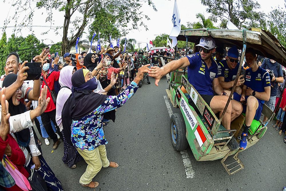 Keseruan MXGP Indonesia, Para Kroser Diarak Naik Delman