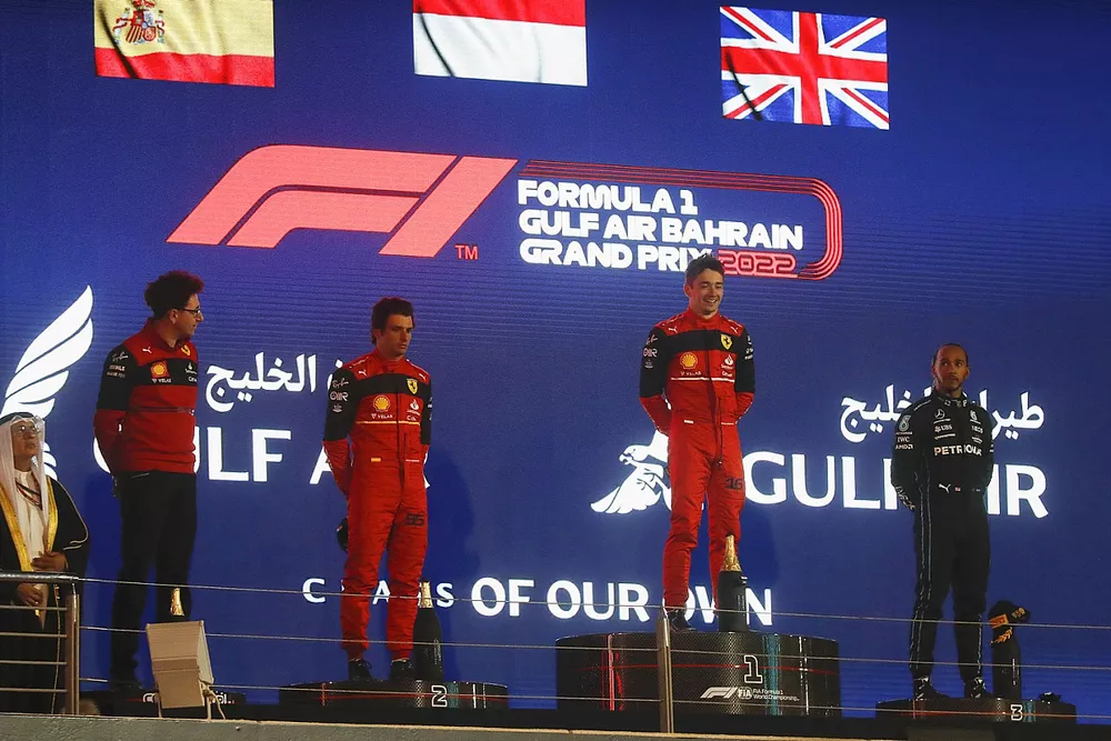 Le vainqueur Charles Leclerc, Ferrari, le deuxi&egrave;me Carlos Sainz Jr., Ferrari, le troisi&egrave;me Lewis Hamilton, Mercedes, et Mattia Binotto, team principal, Ferrari sur le podium