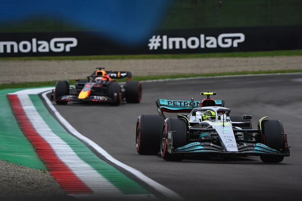 Lewis Hamilton, Mercedes W13, Max Verstappen, Red Bull Racing RB18
