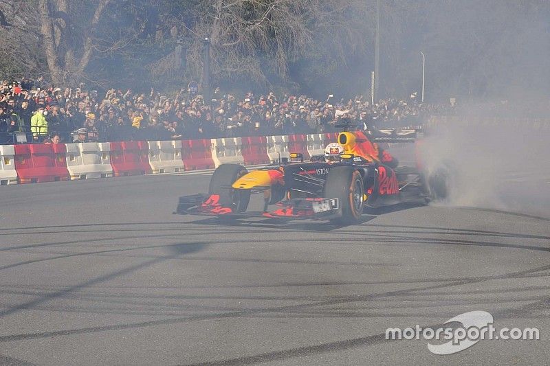 【動画】レッドブルF1、神宮外苑でド派手なドーナツターンを披露