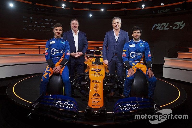 Lando Norris, McLaren, Carlos Sainz Jr., McLaren, Zak Brown, Director Ejecutivo, McLaren Racing