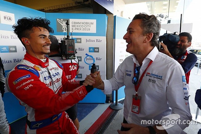 Pascal Wehrlein, Mahindra Racing, is congratulated by Alejandro Agag, CEO, Formula E, after taking Pole Position.