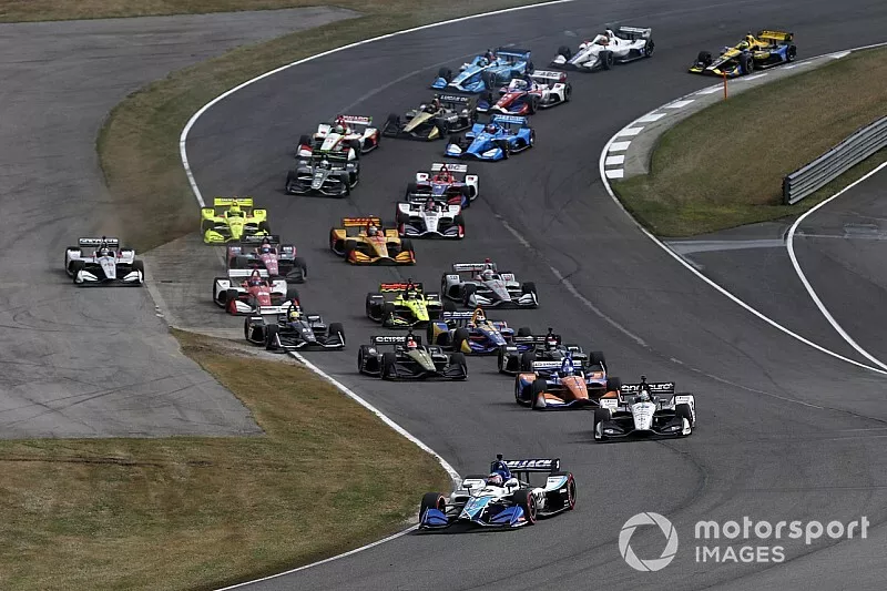 Takuma Sato, Rahal Letterman Lanigan Racing Honda leads at the start