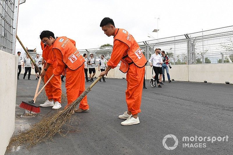 Des commissaires nettoient le circuit