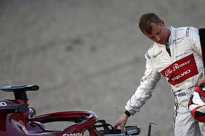 F1: Raikkonen conserta sozinho banco de seu Alfa Romeo