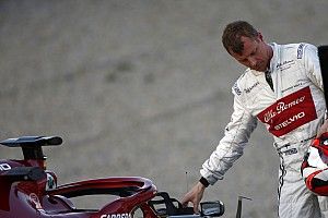 F1: Raikkonen conserta sozinho banco de seu Alfa Romeo