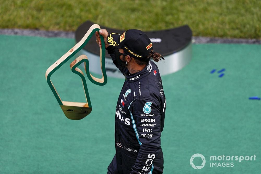 Race winner Lewis Hamilton, Mercedes-AMG Petronas F1 with the trophy