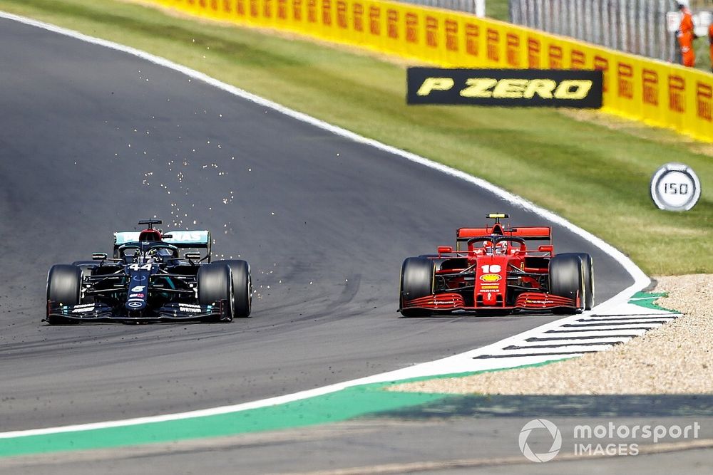 Hamilton nagyszerű reflexmozdulata Leclerc ellen: közel volt... (videó)