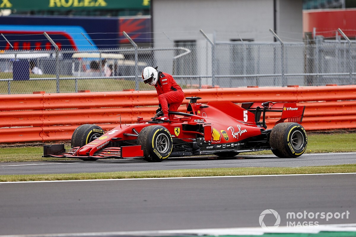 Videón, ahogyan Vettel alatt megáll a Ferrari, hosszú olajcsíkot húzva