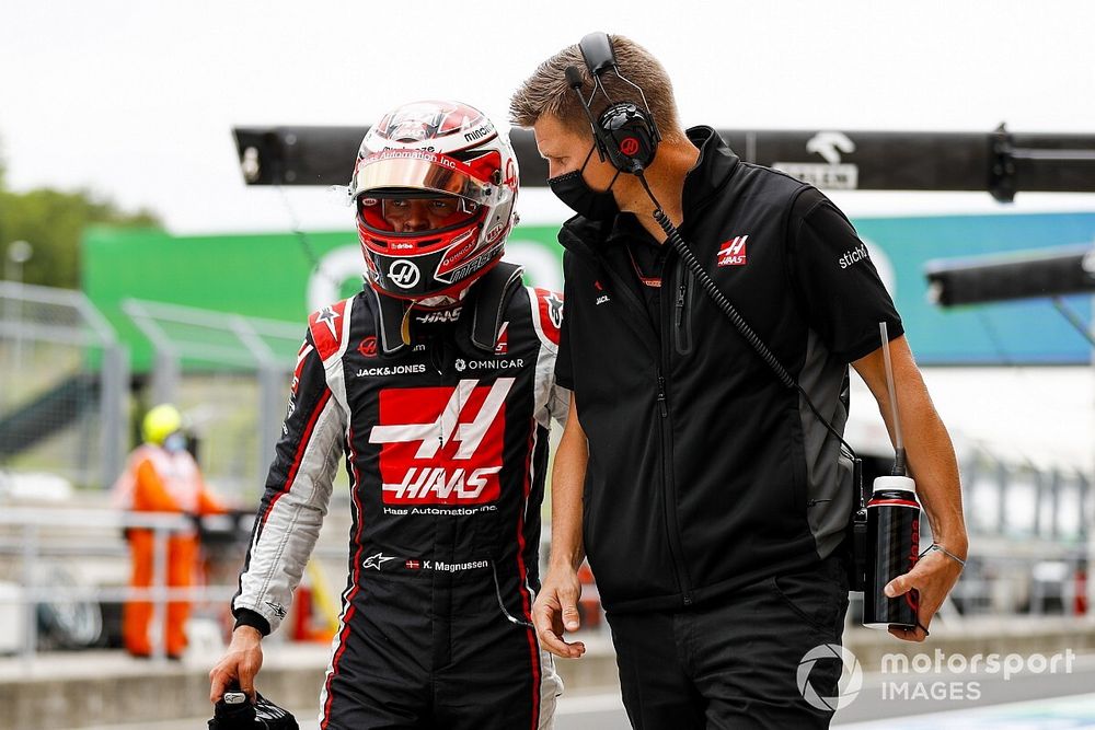 Пилоты Haas получили по 10 штрафных секунд за общение с инженерами на прогревочном круге