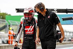 Пилоты Haas получили по 10 штрафных секунд за общение с инженерами на прогревочном круге