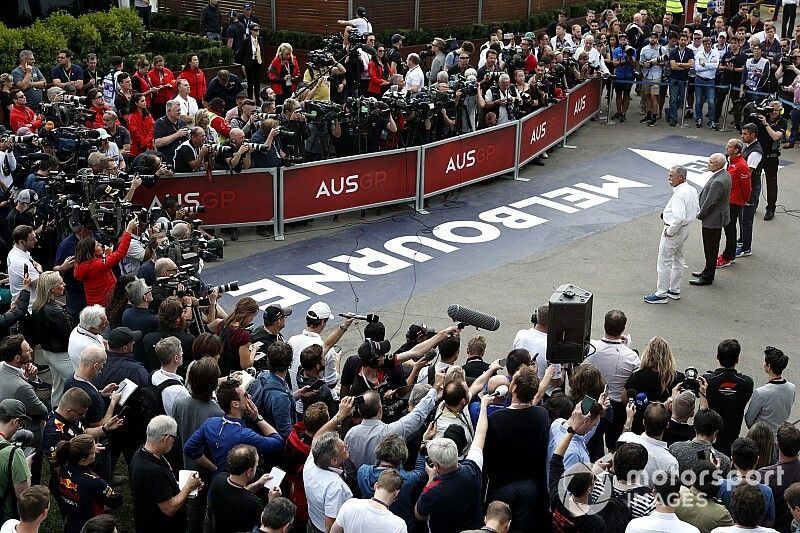 I media di tutto il mondo riuniti per la conferenza stampa della cancellazione del Gran Premio d'Australia