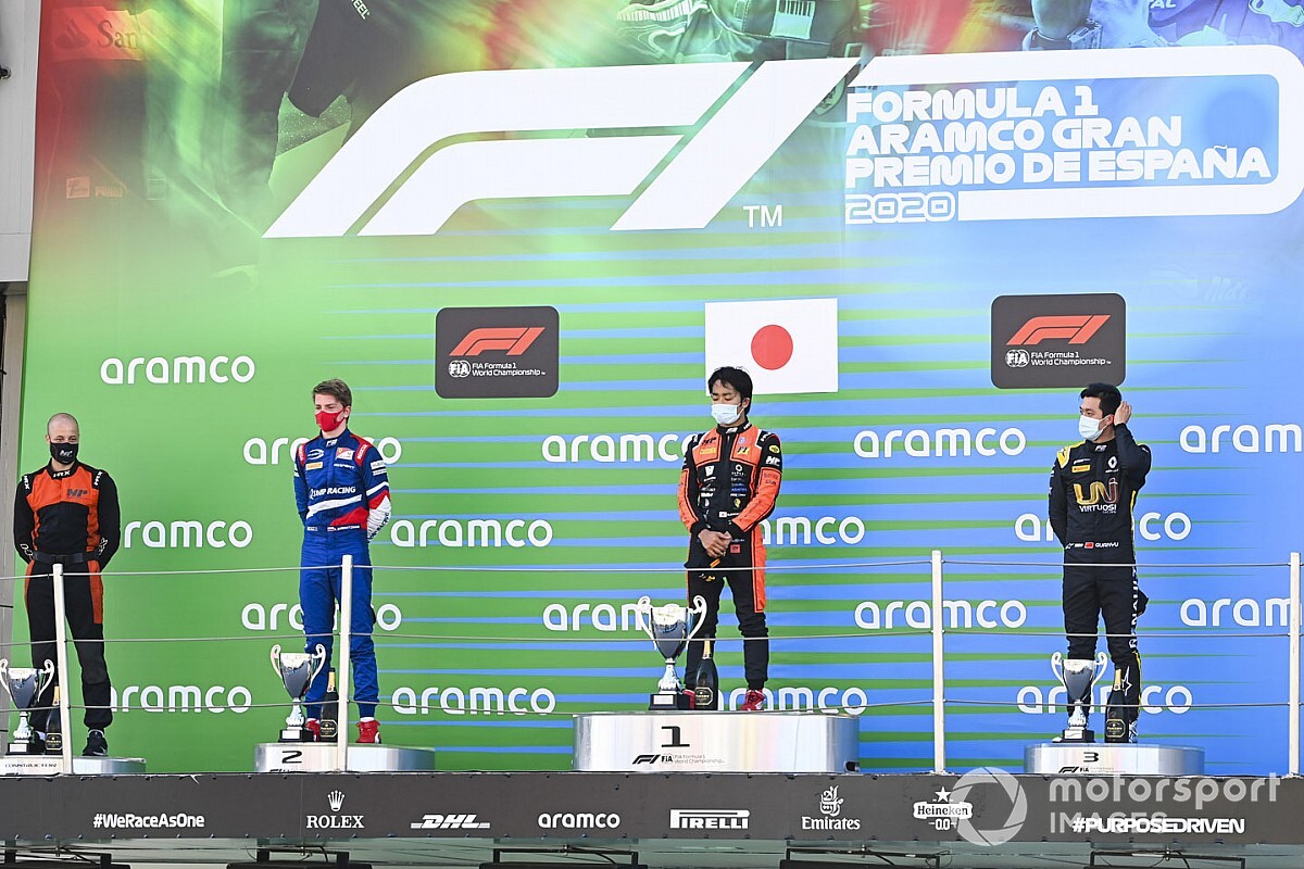 F2巴塞罗那首回合:松下信治乱战中奇迹获胜,周冠宇最后圈冲到第三