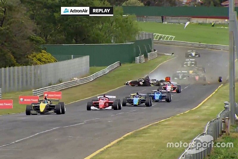 VÍDEO: Veja acidente que interrompeu prova de Barrichello na Austrália