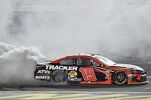 NASCAR: Martin Truex Jr. gewinnt wilden Playoff-Auftakt in Las Vegas