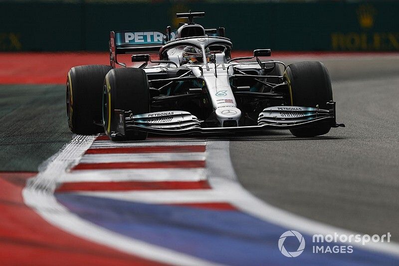 Hamilton: "Verlies bijna seconde op Ferrari op de rechte stukken"