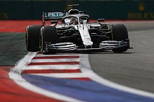 Hamilton: "Verlies bijna seconde op Ferrari op de rechte stukken"
