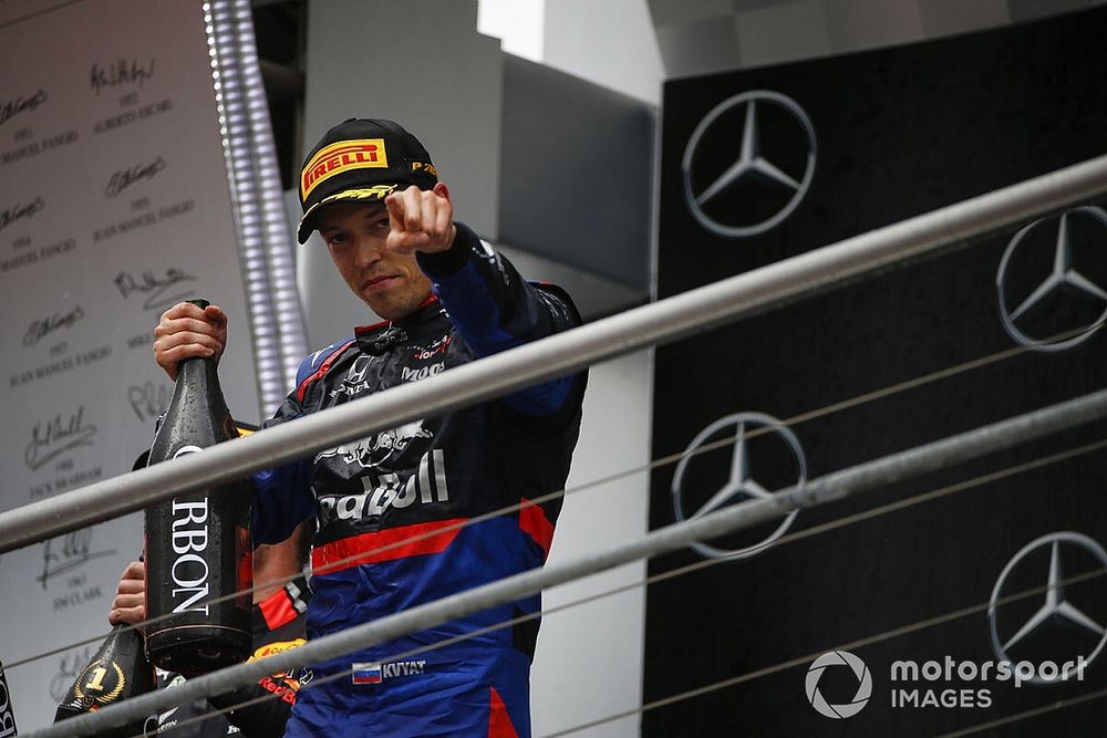 Le troisième, Daniil Kvyat, Toro Rosso, sur le podium