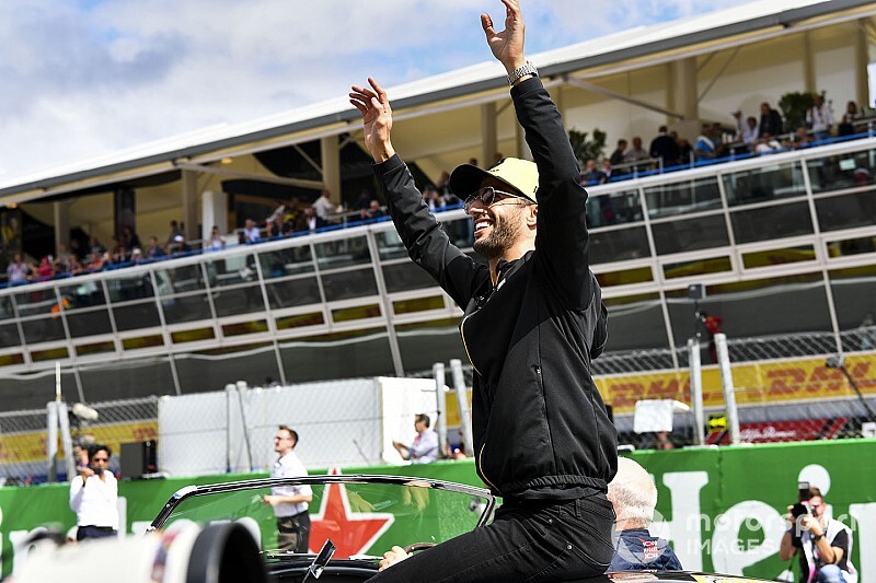 Ricciardo ütközött, büntették, hetedik lett!