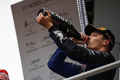 Mercedes, Almanya'da Toro Rosso'ya şampanya hediye etmiş