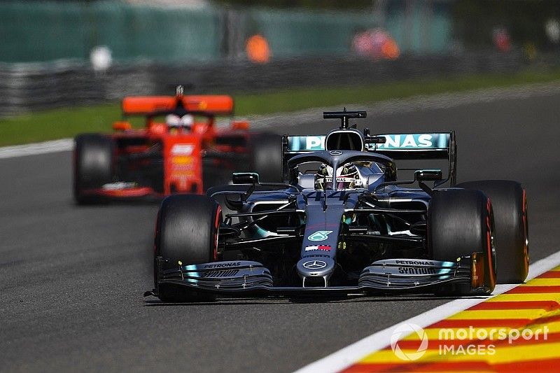 Lewis Hamilton, Mercedes AMG F1 W10, en Sebastian Vettel, Ferrari SF90