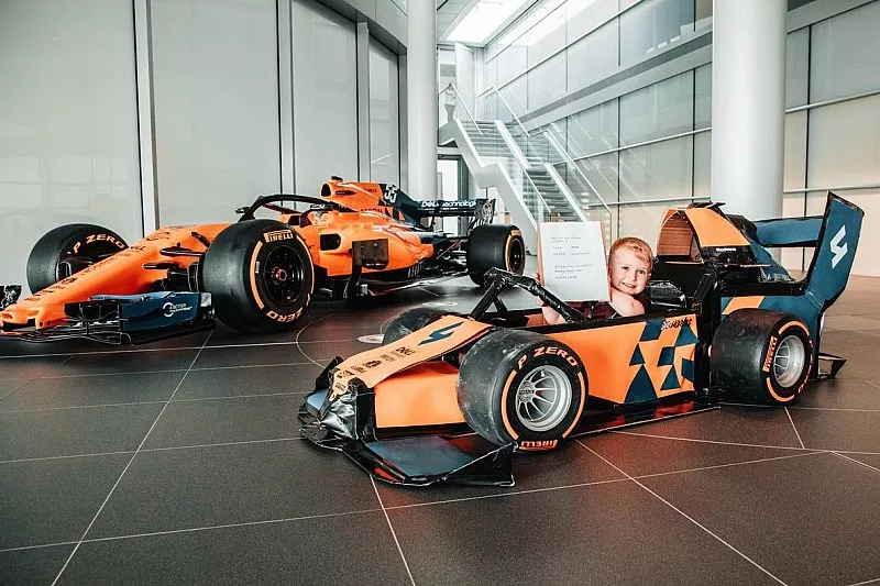 Logan, un ni&ntilde;o brit&aacute;nico, visita la f&aacute;brica de McLaren
