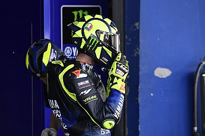 Rossi rueda con una SBK en un circuito del Mundial tres meses más tarde