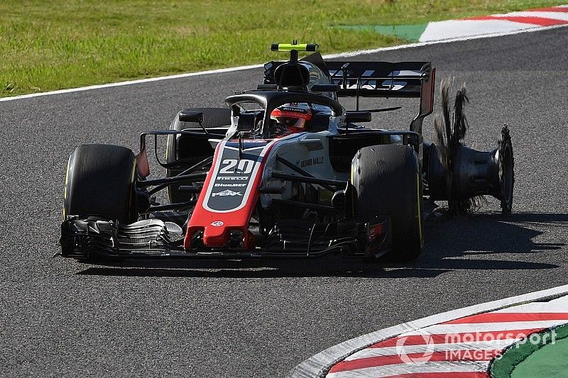 Kevin Magnussen, Haas F1 Team VF-18, con una foratura