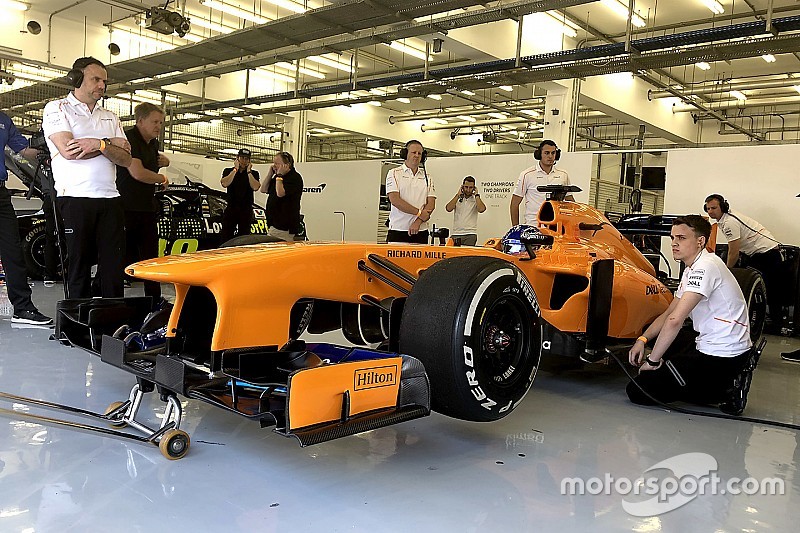 アロンソ、早すぎるF1復帰!? マクラーレンのV8マシンをドライブ
