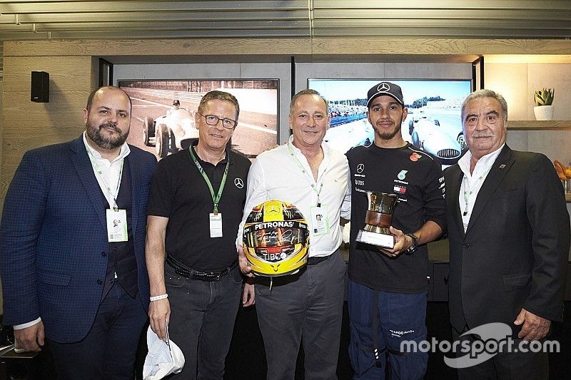 Vídeo: Hamilton conhece sobrinho de Fangio em Interlagos