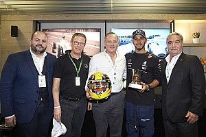Vídeo: Hamilton conhece sobrinho de Fangio em Interlagos